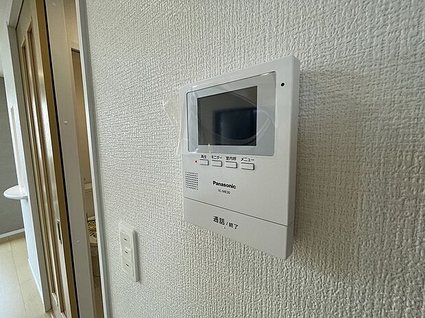 【TVモニター付インターホン】2階リビングに居ながら、玄関先をしっかり確認。階段の上り下りなく、スマートに来客応対。