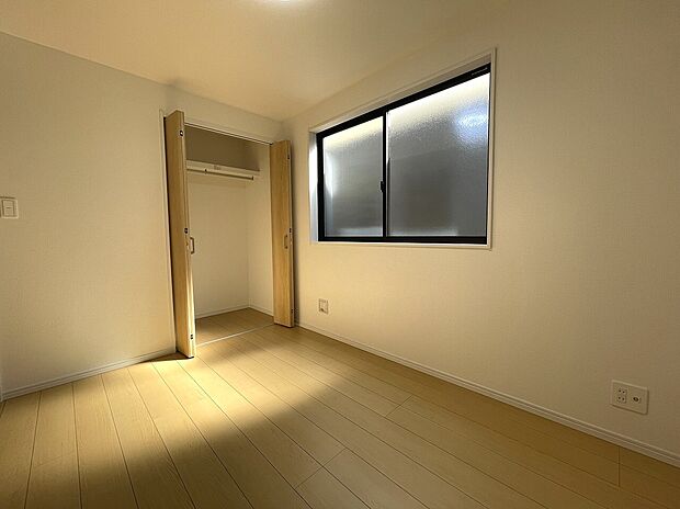 【洋室】3階4.3帖のサービスルーム（納戸）全居室収納完備。