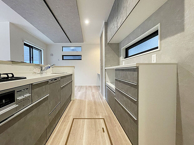 【【トラストステージ参考写真】システムキッチン】お料理をしていても、いつでも家族と笑顔を交えて会話ができる対面キッチン。
キッチン同色の備付カップボードには、調理家電やテーブルウェアがスタイリッシュに収まります。