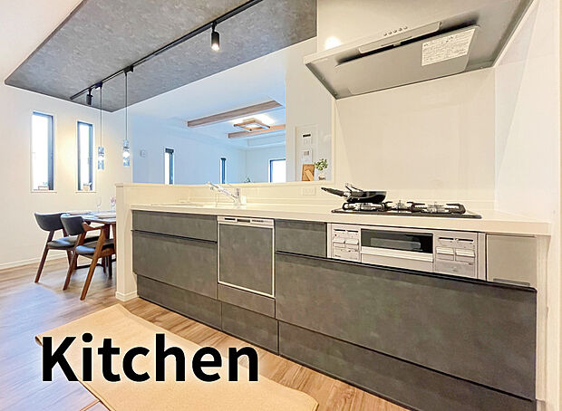 【【システムキッチン】】シンプルなデザインでお手入れしやすいシームレスフォルムのシンクです。
食洗機付きなので洗い物の手間が省けます！
カートリッジの交換も簡単な浄水器一体型水栓。