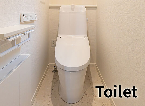 【【トイレ】】汚れが付きにくくキレイを長く保つ「アクアセラミック」を使用。
便器はフチレス形状で掃除もサッとラクラク！