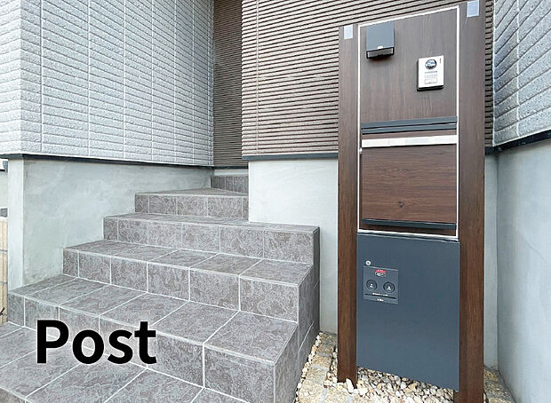 【【ポスト（宅配ボックス付）】】外出時や家事などで手が離せない時にも荷物を受け取れる便利な宅配ボックス付きのポスト。