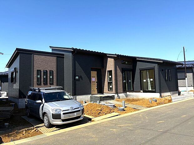 【93号棟】
黒を基調としたモダンな平屋が新街区に登場。第一期画形を成し、美しい街並みがいよいよ現実のものに。新設道路に囲まれた、開放感あふれる第二期の住環境をその目でお確かめください。