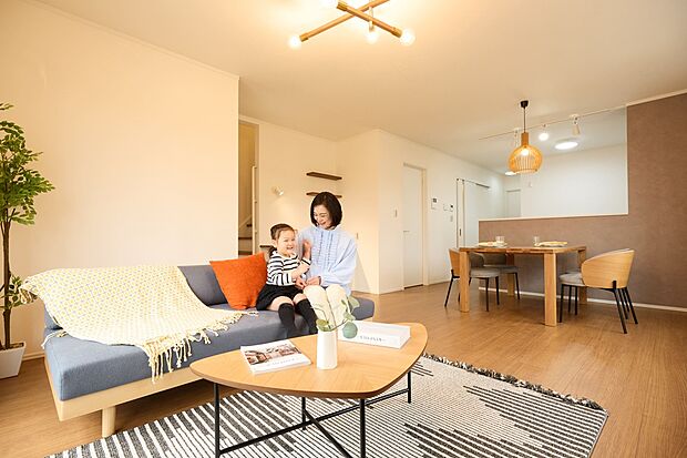 （14号棟）
玄関、洗面、キッチンと朝の準備で忙しくなる場所が一か所にまとまっています。暮らししてからわかる家事ラク動線は日々の移動を減らし、時間を有効活用。
リビングから紅葉も望めます。