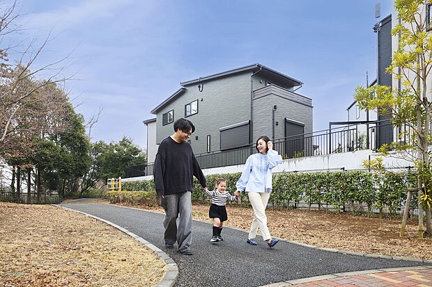 遊歩道に囲まれた大型分譲地。
区画整理によって計画的に作られた公園へと続く、緑豊かな日常をお届けします。