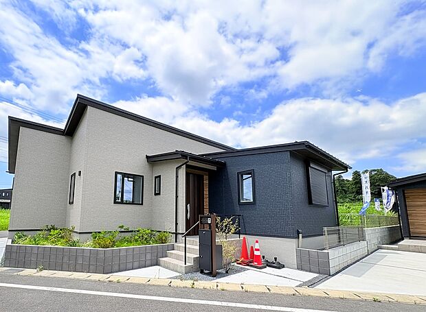 急な雨降りも安心なインナーバルコニー。ゆったりとした敷地で豊かな日常を実感できます。