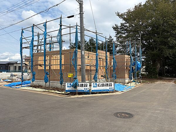 空が高く感じられる開放的なランドプランは、光と風が心地よく通ります。平屋・二階建てが優美に並び、洗練された街並みに。
全20区画の街並みの完成が楽しみです。