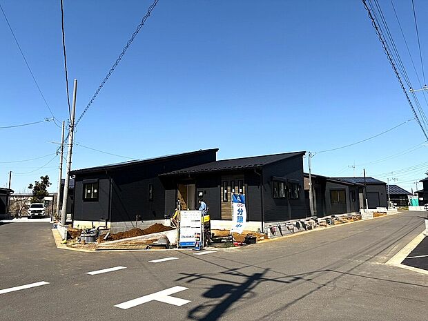 【外観】【94号棟】全棟平屋の街並み、完成が近づいてきました。黒を基調とした外観は美しい統一感を演出します。