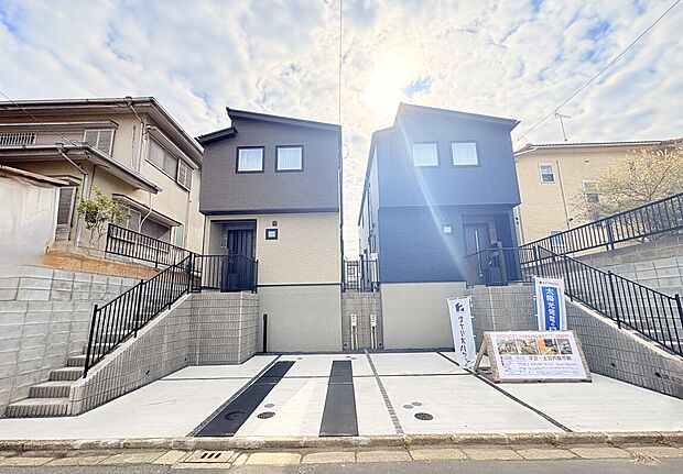 【(1.2号棟)外観】待望の稲毛エリア。日当たり良好な高台に佇む、モダンな外観の2棟。広々としたカースペースを完備し、平日・休日問わず内覧可能です。太陽光システムも搭載。 (2月22日撮影)