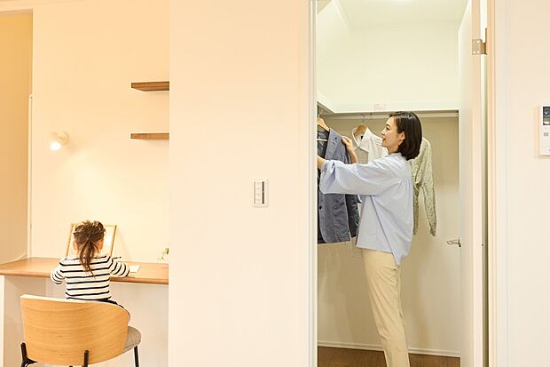 【（14号棟）WIC】リビングには大型のWICを配置。普段使いのお洋服や、家電の収納はもちろん。急な来客時にも助かる安心のスペースです。