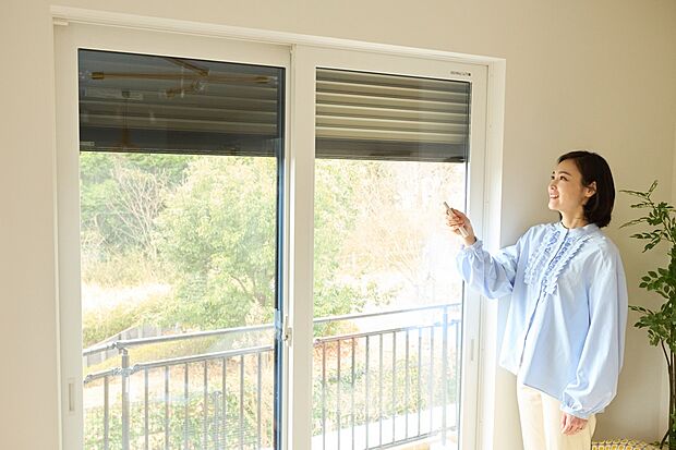 【（14号棟）電動シャッター】(14号棟)電動シャッター
1Fの窓には電動シャッターを標準採用。
音が小さく、手も汚れず、防犯にもなるためご好評いただいております。