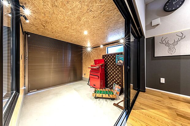 【千葉ニュータウン展示場 ビルトインガレージ】室内とつながるビルトインガレージスペース 愛車のメンテナンスや雨の日のお子様のプレイルームにも活用できます