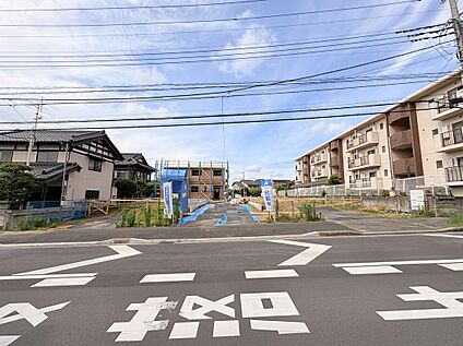 分譲地外観（建築中区画）