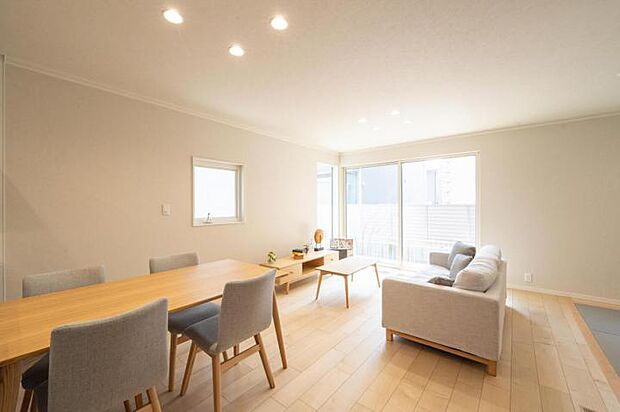 【【B区画】】【B号地】会話が弾む一体空間のＬＤＫ。キッチンから家族の会話が楽しめ、南の窓からの明るい日差しがさらに居心地をよくする空間へ。(撮影日：2025年1月)