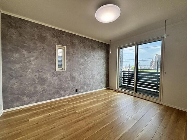 【A区画】2階主寝室は壁面の一部をアクセントクロスで仕上げオシャレな空間に。(2025年8月撮影)