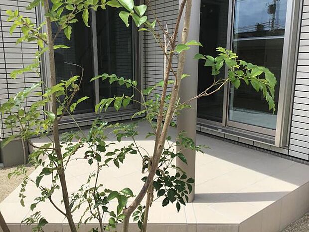 【【施工事例】タイルデッキ】【施工事例】タイルデッキ　リビングと庭とのつながりをご提案します