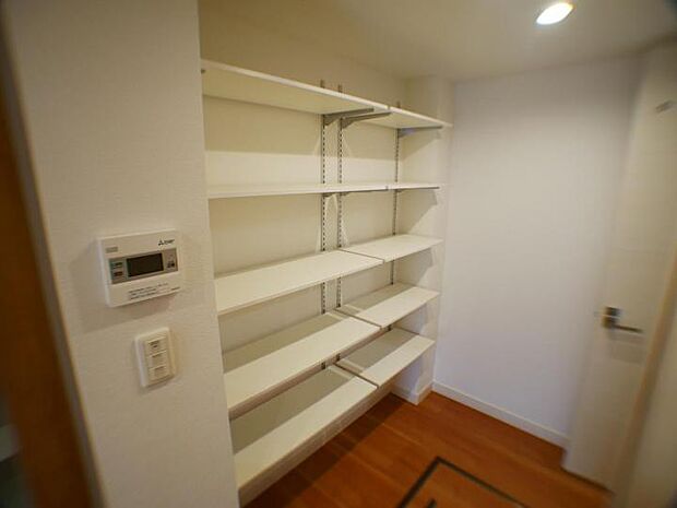 【【施工事例】パントリー】【施工事例】パントリー　大容量で週末のまとめ買いの強い味方。