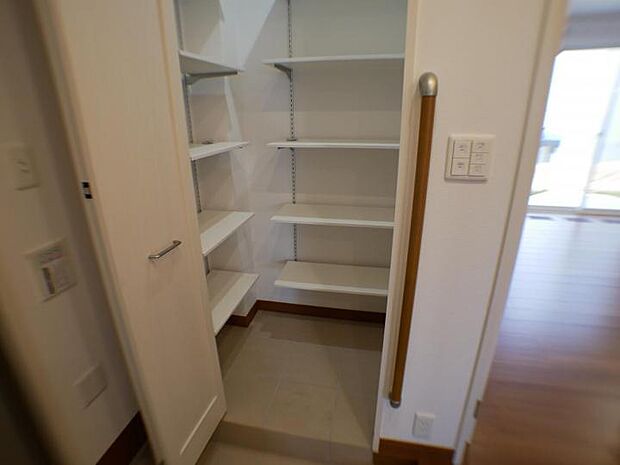 【【施工事例】玄関横シューズクローク】【施工事例】玄関横シューズクローク　ベビーカーやアウトドア用品も収納できます。