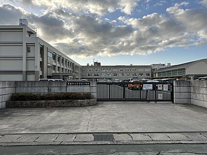 吉田方小学校 950m(徒歩約12分)