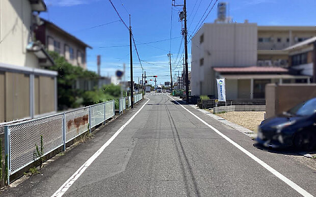 前面道路。5.6m。(2024年8月撮影)