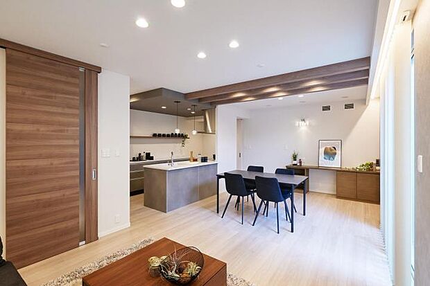 【内観写真【E棟】】グレイッシュモダンの内装デザイン設計となっております。(2025年9月撮影)