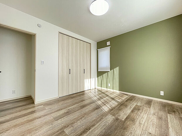 【洋室(7帖)】
緑のアクセントクロスを使用し、落ち着いた雰囲気のある洋室。7帖で、洋室の中で一番広いお部屋になるため、主寝室としてもおすすめです。