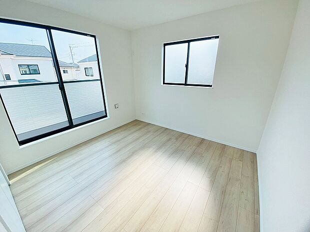 【洋室】明るい洋室ではのんびりとお過ごしできます☆