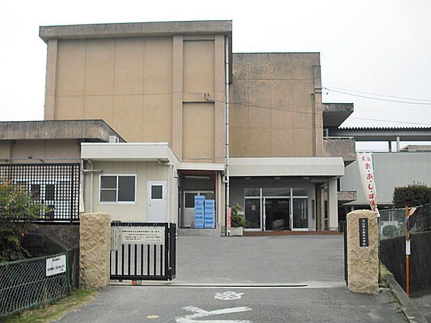 楽田小学校(約2,320m)