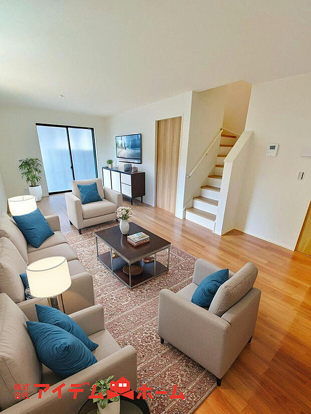 【リビング】ここにはみんなが集い、食事と楽しい会話が始まる。話に夢中になりすぎて、ついつい時を忘れてしまう。そんな束の間の幸せを感じさせてくれる場所。