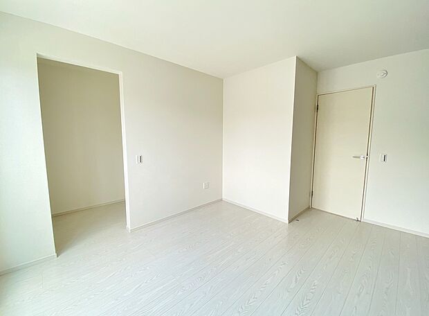 【洋室】家族一人ひとりの大切なプライベート空間。趣味に合わせて使って頂けるようシンプルに仕上げてあります。暮らし心地を大きく左右する収納を、適材適所に配置し使い勝手を考慮しました。