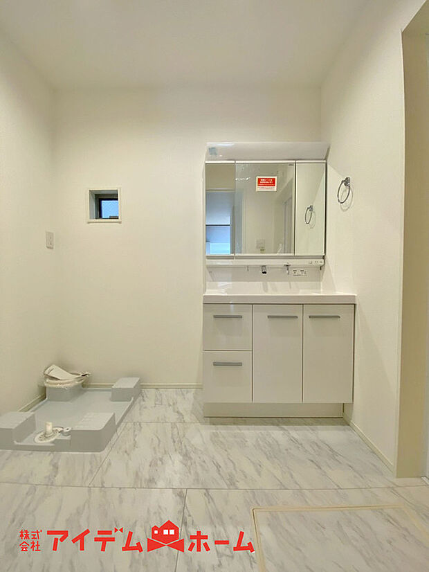 【洗面】ゆとりの洗面スペースで朝の身支度も快適スムーズに。3面鏡で髪のセットやお化粧もストレスなくこなせ、朝から気分良く通勤通学に向かえそうですね!鏡の裏にはたっぷりと収納スペースを標準装備!