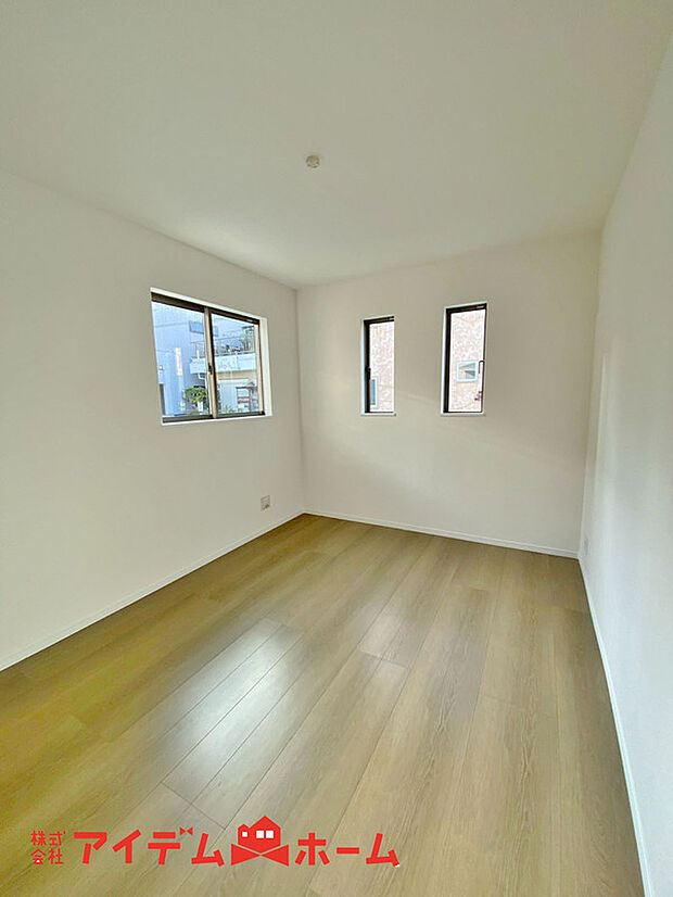 【洋室】家族一人ひとりの大切なプライベート空間。趣味に合わせて使って頂けるようシンプルに仕上げてあります。暮らし心地を大きく左右する収納を、適材適所に配置し使い勝手を考慮しました。