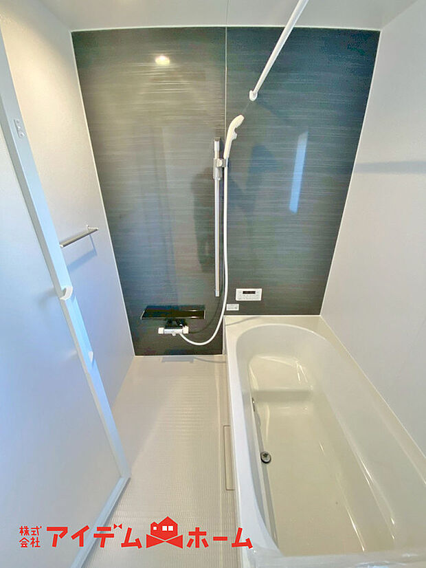 【浴室】賃貸にはない、1坪タイプのバスルーム。ゆったり足が伸ばせるので、毎日の疲れを癒やすバスタイムを実現。ご家族みんなでも入れますね。浴室換気乾燥機付きで浴室内干しも可能!