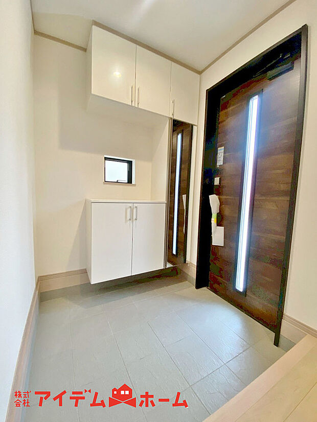 【玄関】住まう人も来客も入った時にワクワクさせてくれるオシャレな玄関。収納もたっぷりあるので、靴がたくさんあっても安心!気持ちの良い朝は、毎日ここからスタートしていきます。