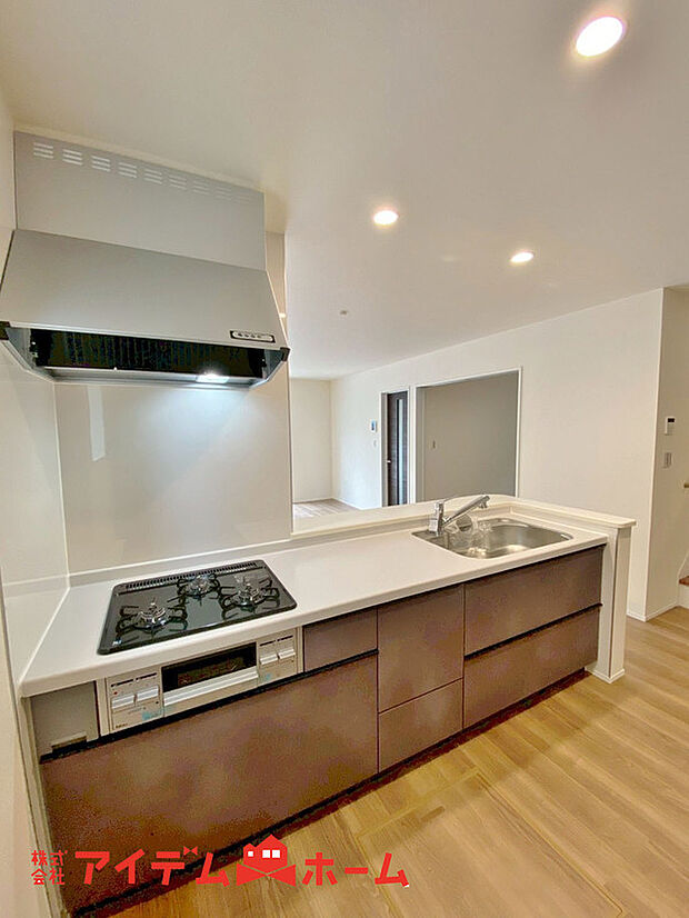 【キッチン】本を読みながら料理をしたり、家族とコミュニケーションを取りながら家事をしたり。毎日使い、案外長い時間を過ごす場所だからこそ妥協したくない部分ですね。