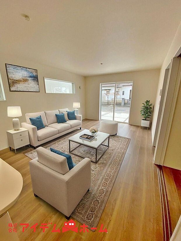 【リビング】ここにはみんなが集い、食事と楽しい会話が始まる。話に夢中になりすぎて、ついつい時を忘れてしまう。そんな束の間の幸せを感じさせてくれる場所。