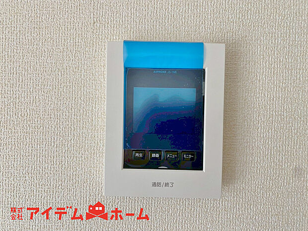 【モニターインターホン】外出中も来訪者をカラー画面で録画します。在宅時にも鮮明なモニターでしっかり相手を確認できます。