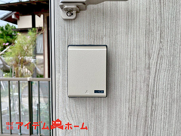 【電子キー】差し込むことなく、かざすだけで解錠・施錠ができるカードキーの玄関ドア。