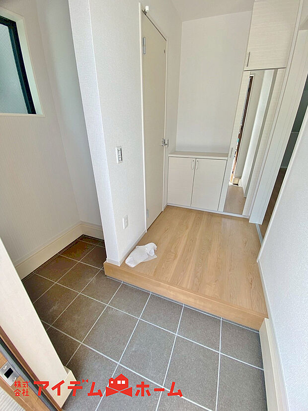 【玄関】住まう人も来客も入った時にワクワクさせてくれるオシャレな玄関♪収納もたっぷりあるので、靴がたくさんあっても安心!SICがあるので、ベビーカーなど収納でき、いつも玄関がスッキリして気持ちいいですね!