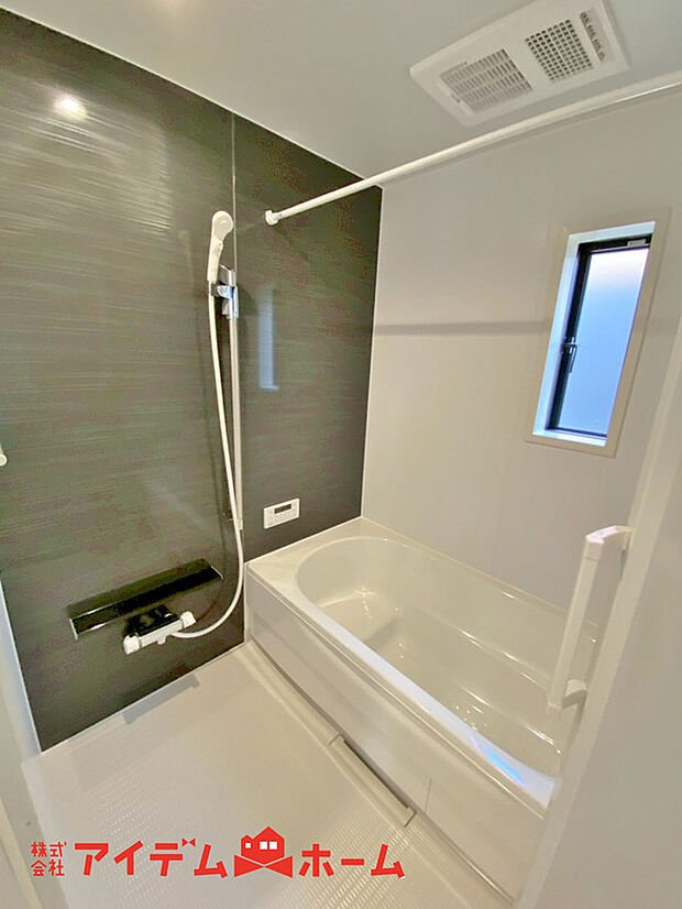 【浴室】賃貸にはない、1坪タイプのバスルーム。ゆったり足が伸ばせるので、毎日の疲れを癒やすバスタイムを実現。ご家族みんなでも入れますね。浴室換気乾燥機付きで浴室内干しも可能!