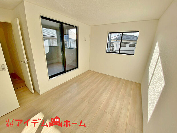 【洋室】大きな窓からたっぷりの日差しが降り注ぐ明るい室内です。気持ちの良い朝日を受けて、目覚めの良い健康的な朝を迎えられそうです。