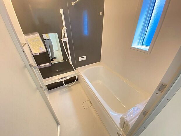 【浴室】足を伸ばしてゆったりとリラックスできる広々バスタブ♪親子のコミュニケーションもとれます!