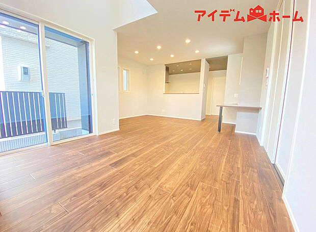 【リビング】南側から明るい日差しをたっぷり取り込めるリビングです♪