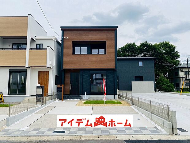 【2号棟前面道路】休日、平日問わずお気軽にお問合せください。年末年始以外毎日営業中♪