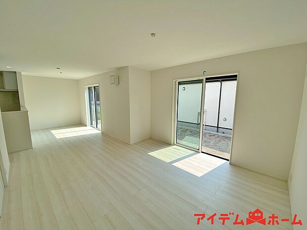 【リビング】南側から明るい日差しをたっぷり取り込めるリビングです♪