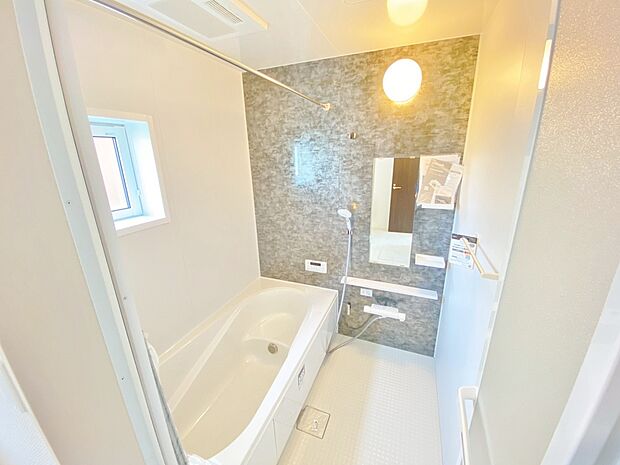 【バスルーム】足を伸ばしてゆったりとリラックスできる広々バスタブ♪