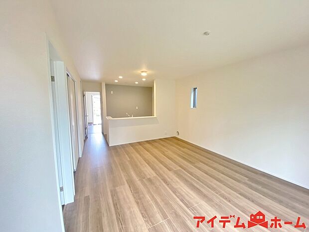 【リビング】南側から明るい日差しをたっぷり取り込めるリビングです♪