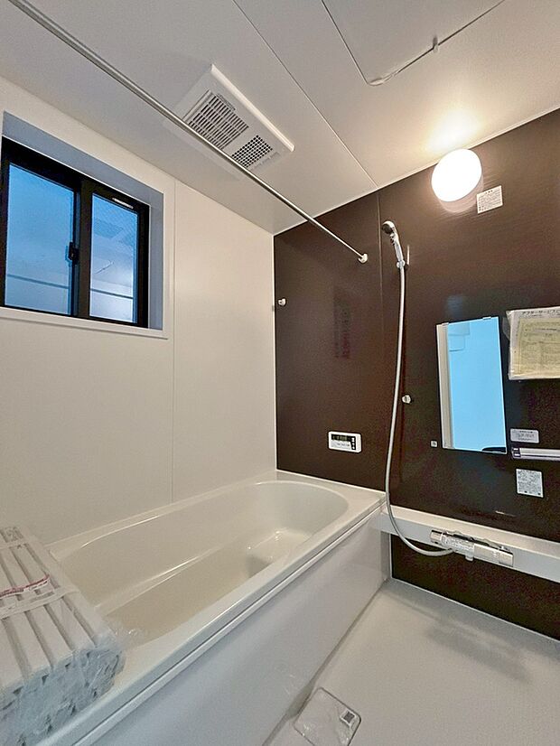 【浴室】足を伸ばしてゆったりとリラックスできる広々バスタブ♪親子のコミュニケーションもとれます!