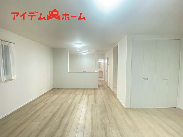 【リビング】南側から明るい日差しをたっぷり取り込めるリビングです♪