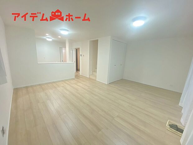 【リビング】南側から明るい日差しをたっぷり取り込めるリビングです♪